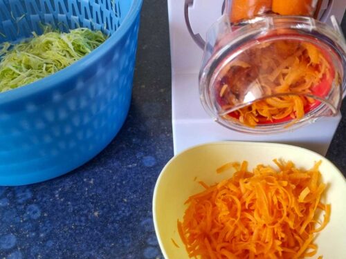 Coleslaw selber machen - Möhren raspeln