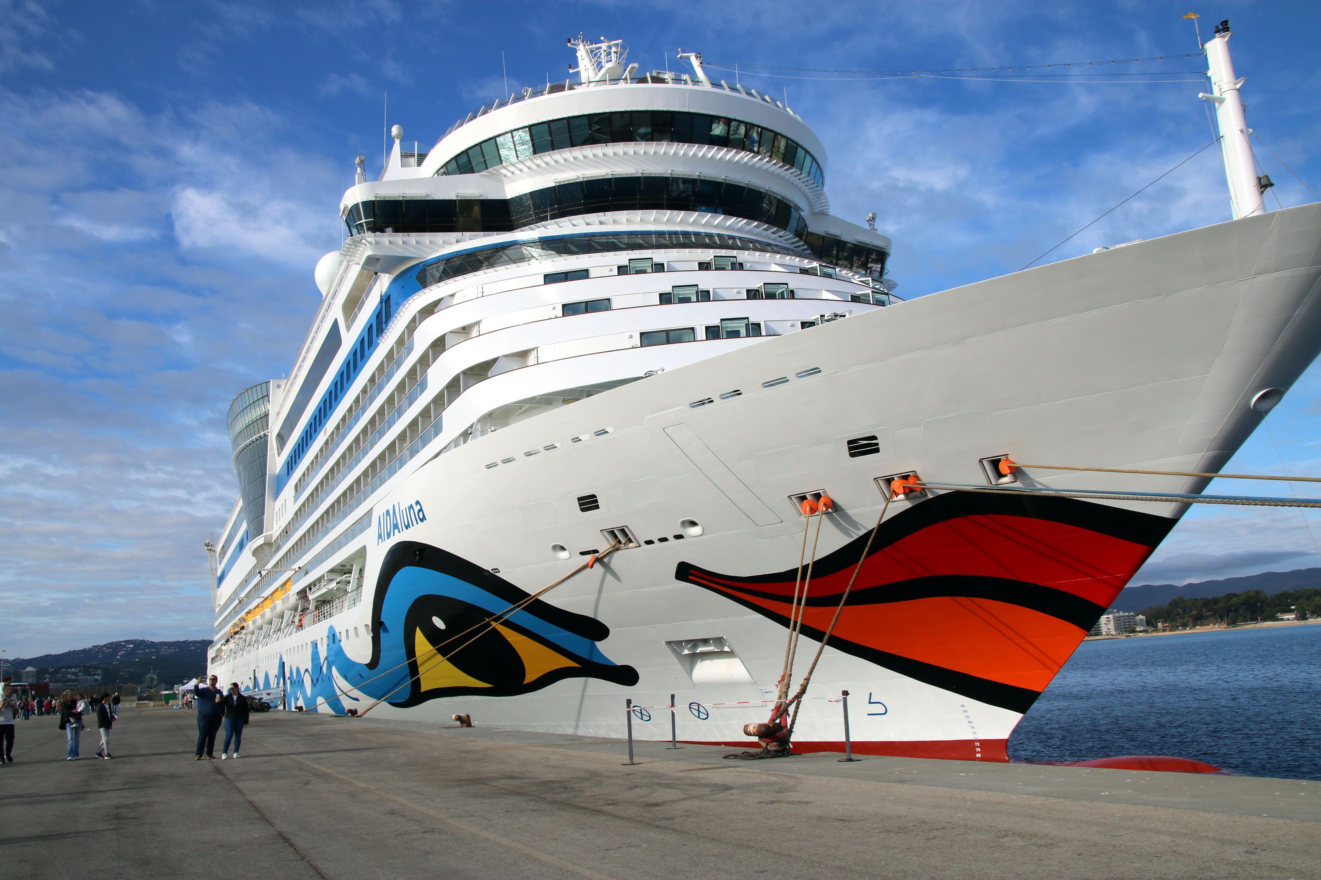 El creuer AIDAluna al port de Palamós | Berta Artigas (ACN) El creuer AIDAluna al port de Palamós | Berta Artigas (ACN)