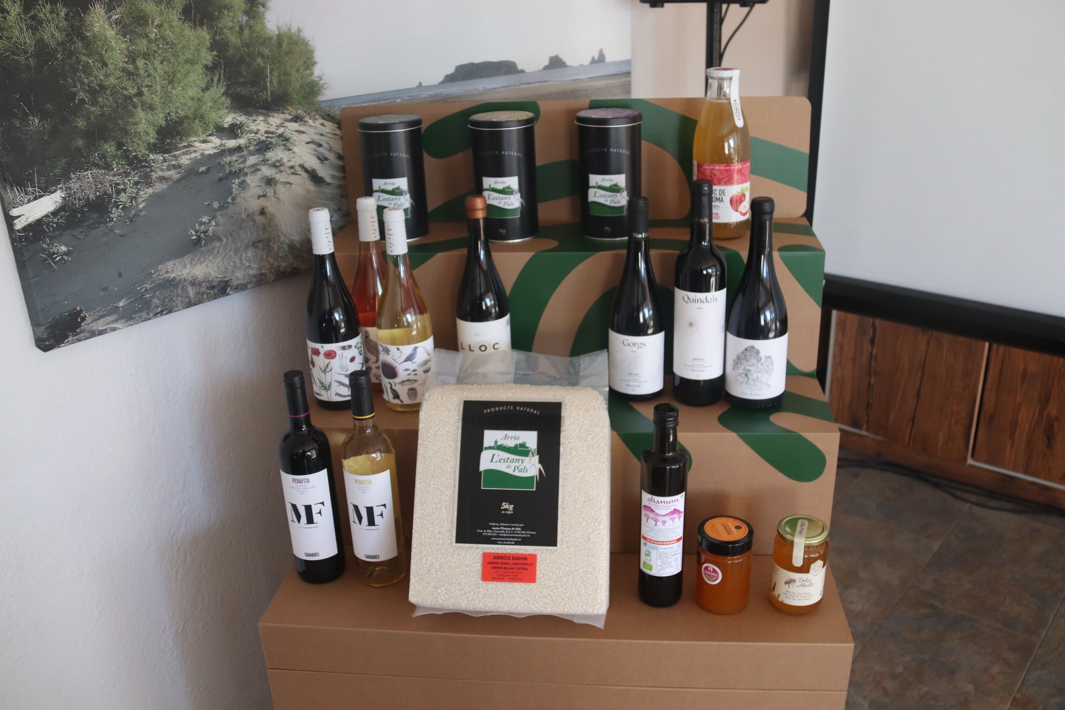 Un mostrador amb alguns dels productes que participen en el programa 'Fet al parc' que ha impulsat el Departament de Territori | Aleix Freixas (ACN) Un mostrador amb alguns dels productes que participen en el programa 'Fet al parc' que ha impulsat el Departament de Territori | Aleix Freixas (ACN)